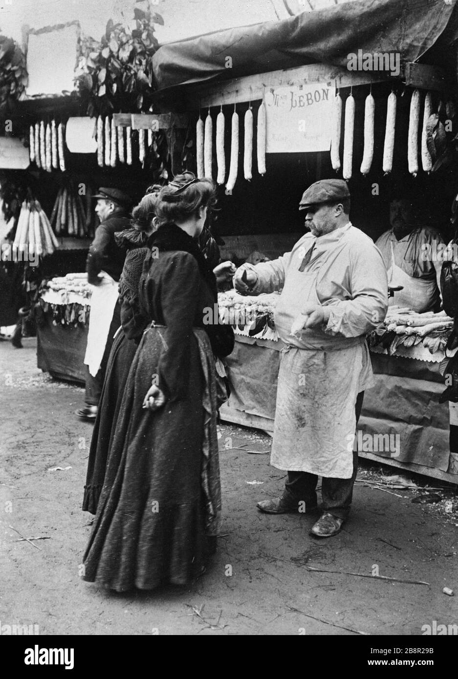 Foire de jambon, boulevard Richard-Lenoir. Foire aux jambions, boulevard Richard-Lenoir. Paris (Xème arr.). Photo de Paul Géniaux (1873-1914). Paris, musée Carnavalet. Banque D'Images