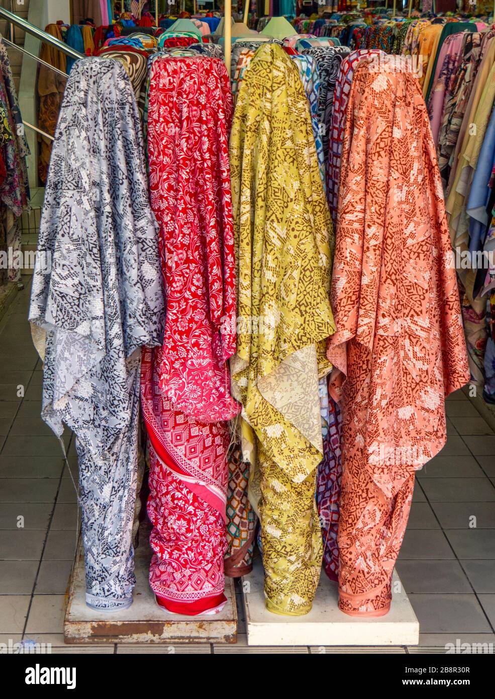 Boulons de tissu en exposition dans un magasin de tissu et de textile au  centre-ville de Kuala Lumpur en Malaisie Photo Stock - Alamy