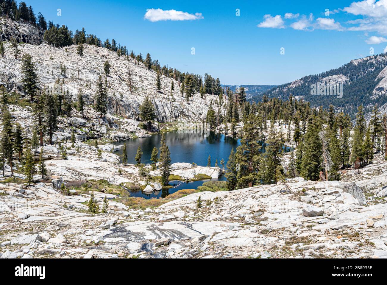 Le sentier Lakes Trail du parc national Sequoia offre une vue imprenable sur les montagnes de granit poli de la Sierra Nevada Range. Banque D'Images
