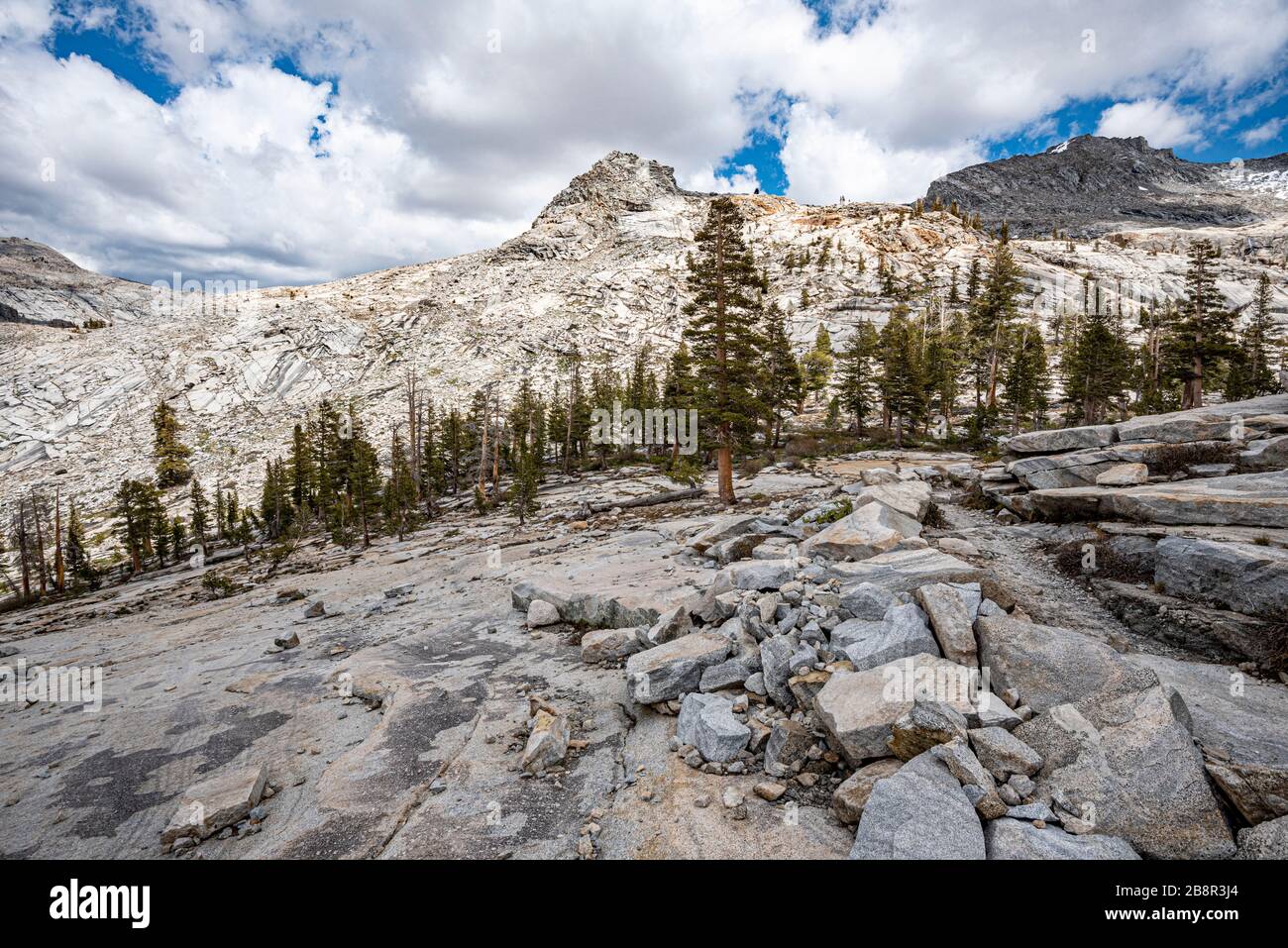 Le sentier Lakes Trail du parc national Sequoia offre une vue imprenable sur les montagnes de granit poli de la Sierra Nevada Range. Banque D'Images