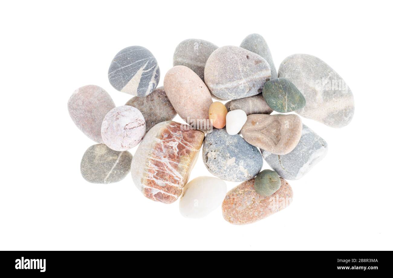 Pile de cailloux gris de mer lisse isolés sur fond blanc. Studio photo Banque D'Images