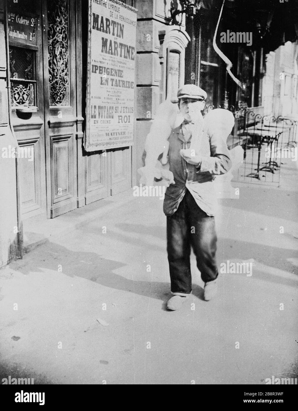 Le petit marchand de statuettes le petit marchand de statuettes italiennes, boulevard Saint-Martin devant le théâtre de la Renaissance. Paris (Xème arr.). Photo de Paul Géniaux (1873-1914). Paris, musée Carnavalet. Banque D'Images
