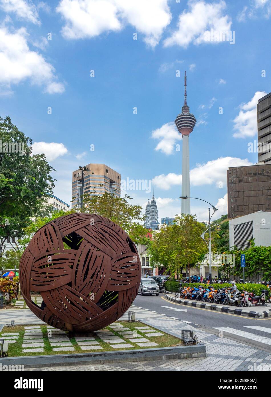 Sepak takRAW Kick volley-ball sculpture en métal sur Jalan Melaka City Centre Kuala Lumpur Malaisie. Banque D'Images