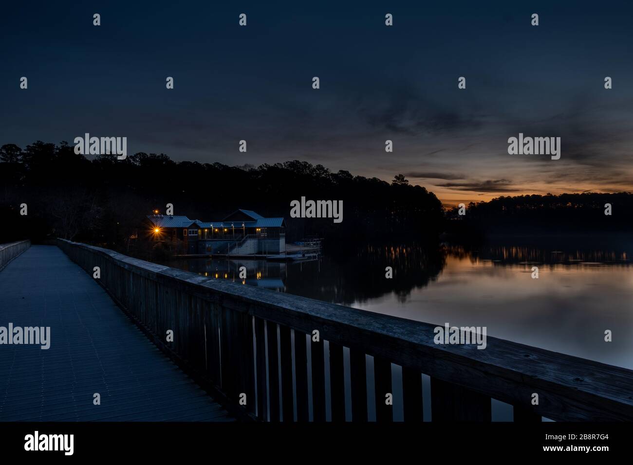 Au crépuscule tôt le matin à la maison de bateau du parc du lac Johnson à Raleigh, en Caroline du Nord. Comme vu du pont. Banque D'Images