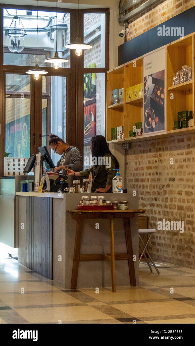 Deux employés au comptoir du Beryls Chocolate shop Beryls Jalan Panggong dans le Chinatown City Centre Kuala Lumpur en Malaisie. Banque D'Images