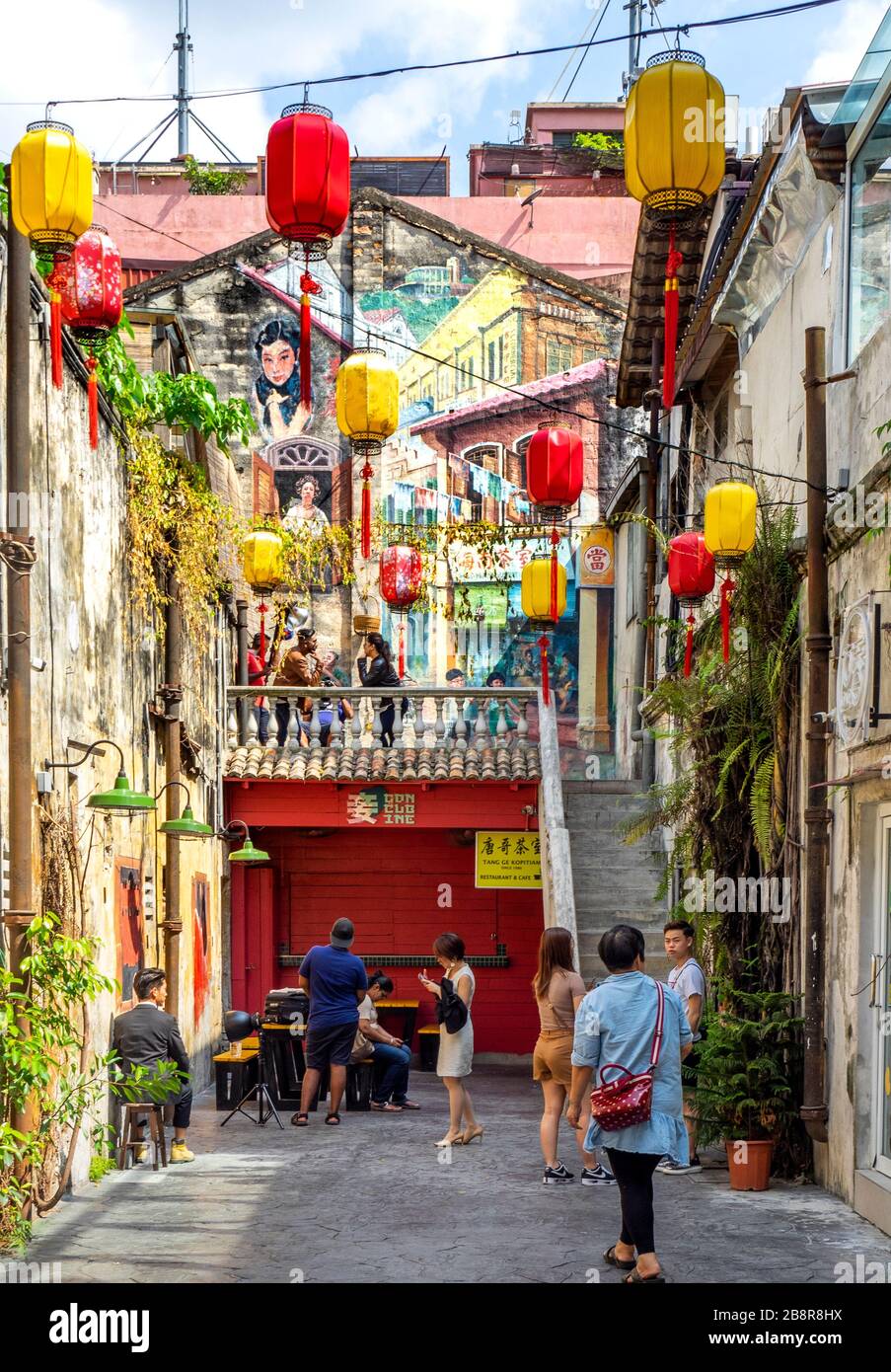 Touristes visitant la véranda de Kwai Chai Hong Loreway Lorong Panggung lanternes chinoises murale et art de rue Chinatown City Centre Kuala Lumpur Maylasia. Banque D'Images