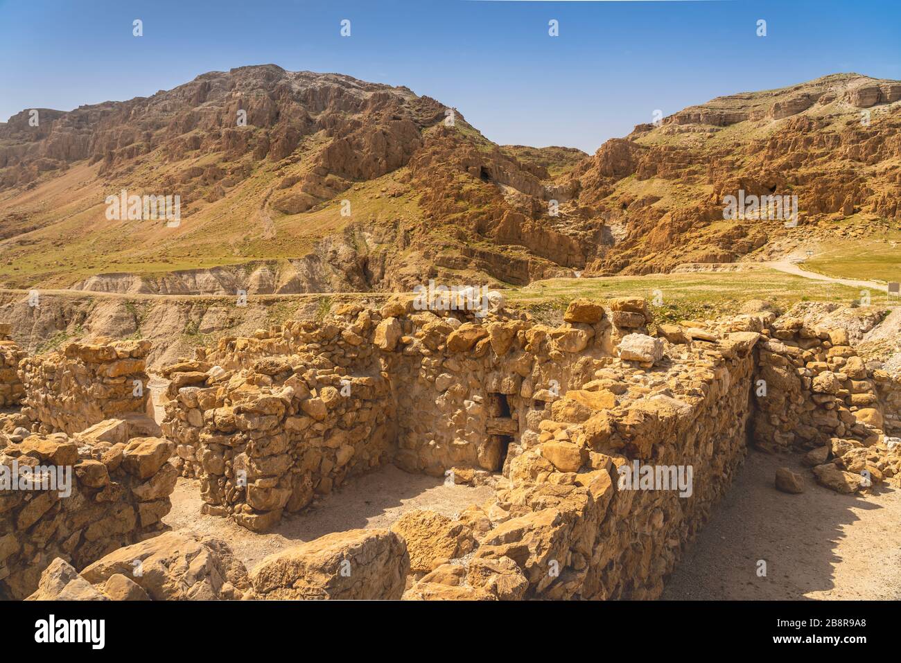 Les collines et les grottes du parc national de Qumran, Kalia, Israël, Moyen-Orient. Banque D'Images