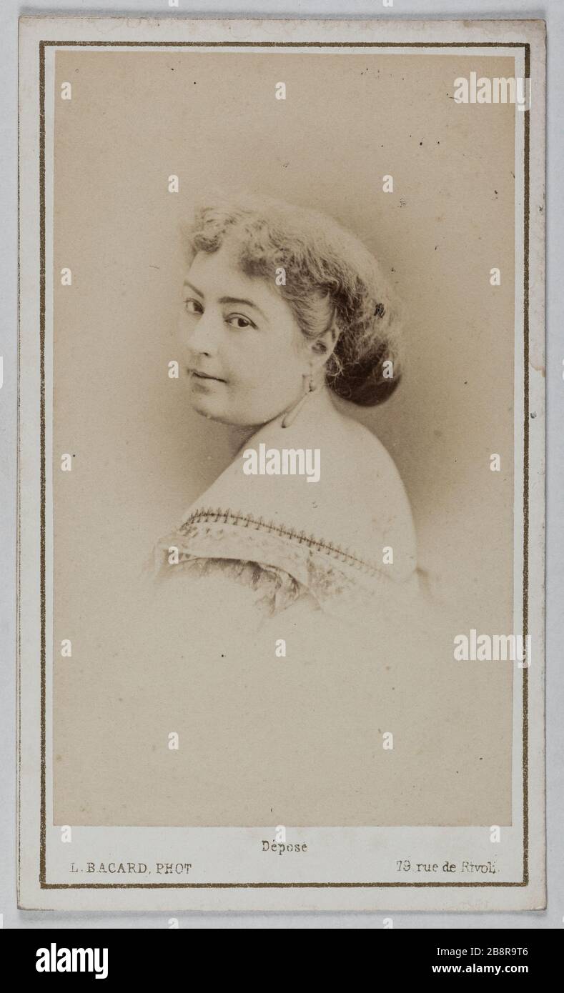Portrait de Marie Garnier (chanteuse d'opéra ?) Portrait de Marie Garnier, chanteuse lyrique. Photographie de Louis Bacard (actif entre 1863 et 1884). Carte de visite (recto). Rage sur papier alluminé. 1860-1890. Paris, musée Carnavalet. Banque D'Images