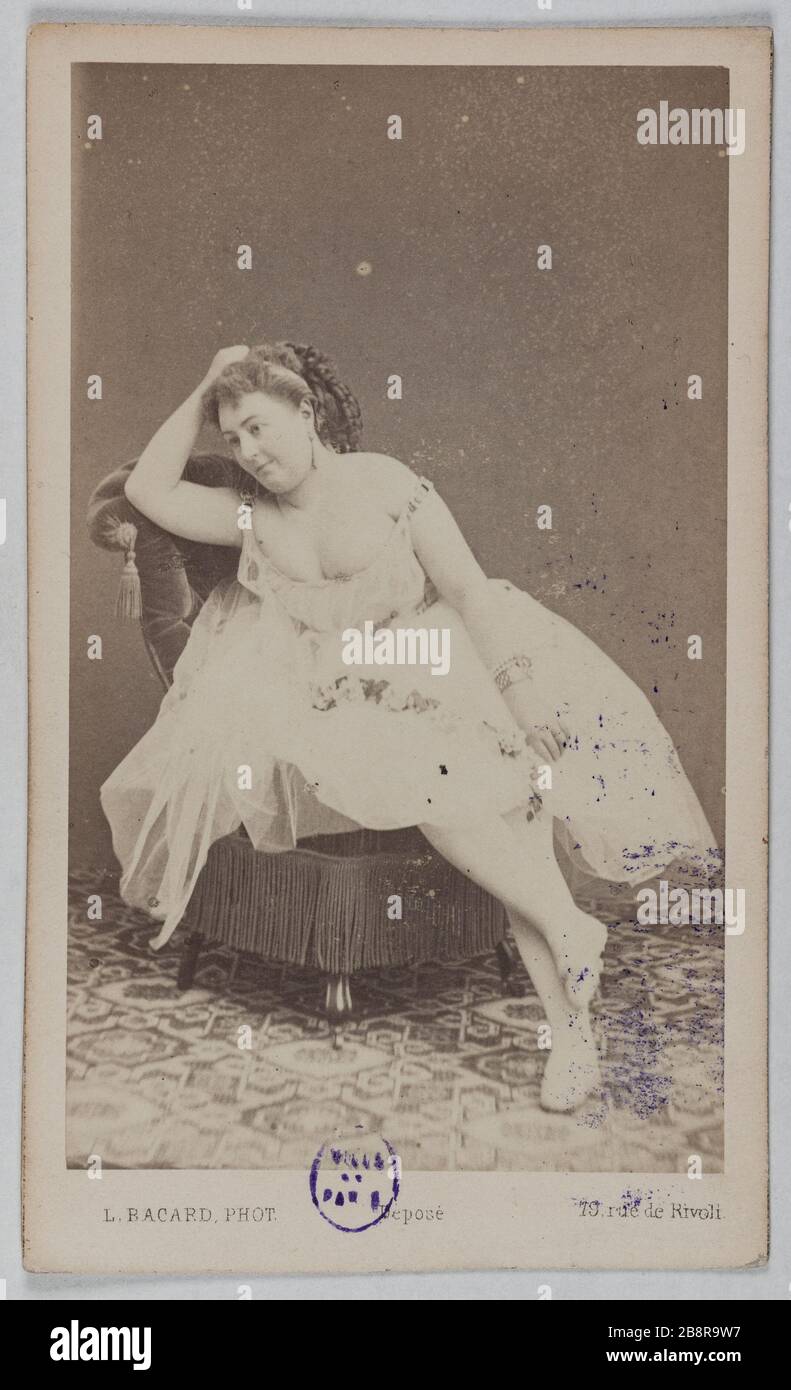 Portrait de Marie Garnier (chanteuse d'opéra ?) Portrait de Marie Garnier, chanteuse lyrique. Photographie de Louis Bacard (actif entre 1863 et 1884). Carte de visite (recto). Rage sur papier alluminé. 1860-1890. Paris, musée Carnavalet. Banque D'Images