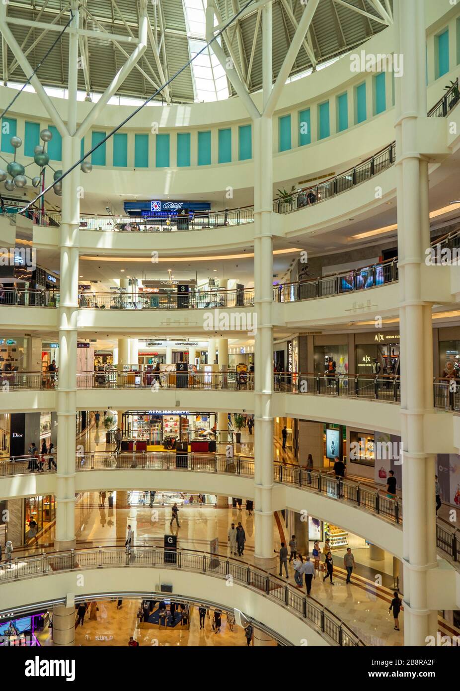 Atrium verdoyant dans le centre commercial Suria KLCC à plusieurs niveaux, au pied des tours jumelles Petronas Kuala Lumpur en Malaisie. Banque D'Images