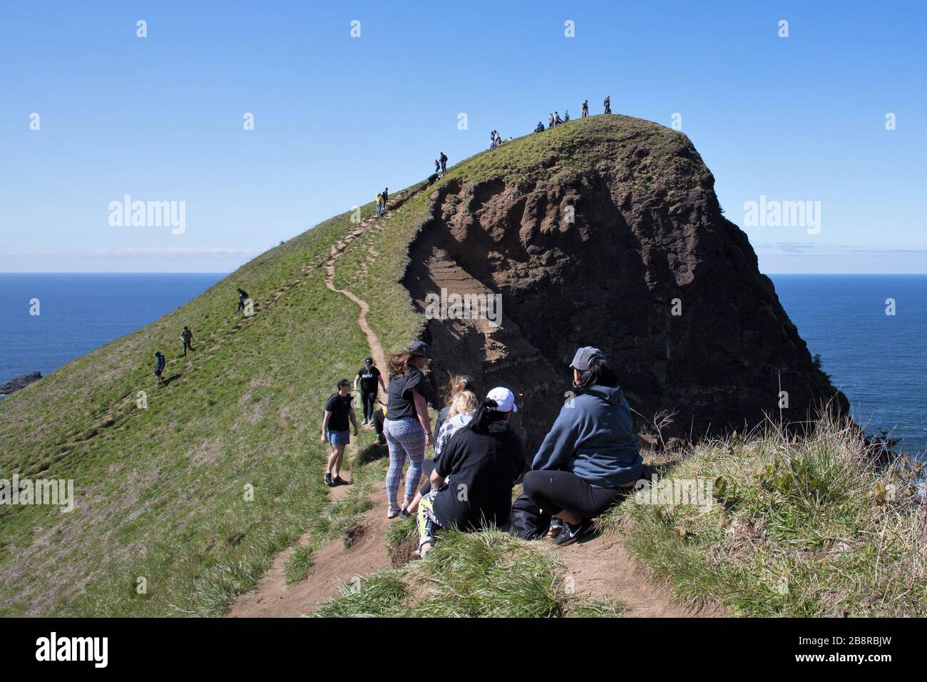 Les gens grimpent sur le sentier escarpé menant à God's Thumb, un bouchon volcanique qui est un lieu de randonnée populaire à Lincoln City, Oregon, États-Unis. Banque D'Images
