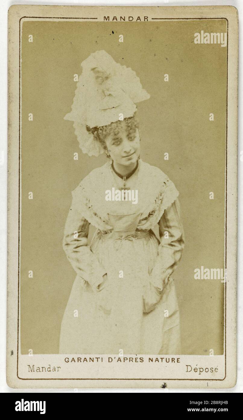 Portrait de Philip White, dit White Mirror, actrice de théâtre autour de 1874. Portrait de Blanche Philippe, dit Blanche miroir, actrice de théâtre vers 1874. Carte de visite (recto). Rage sur papier alluminé. 1860-1890. Photographie d'Augustin Mandar (actif à partir de 1898). Paris, musée Carnavalet. Banque D'Images