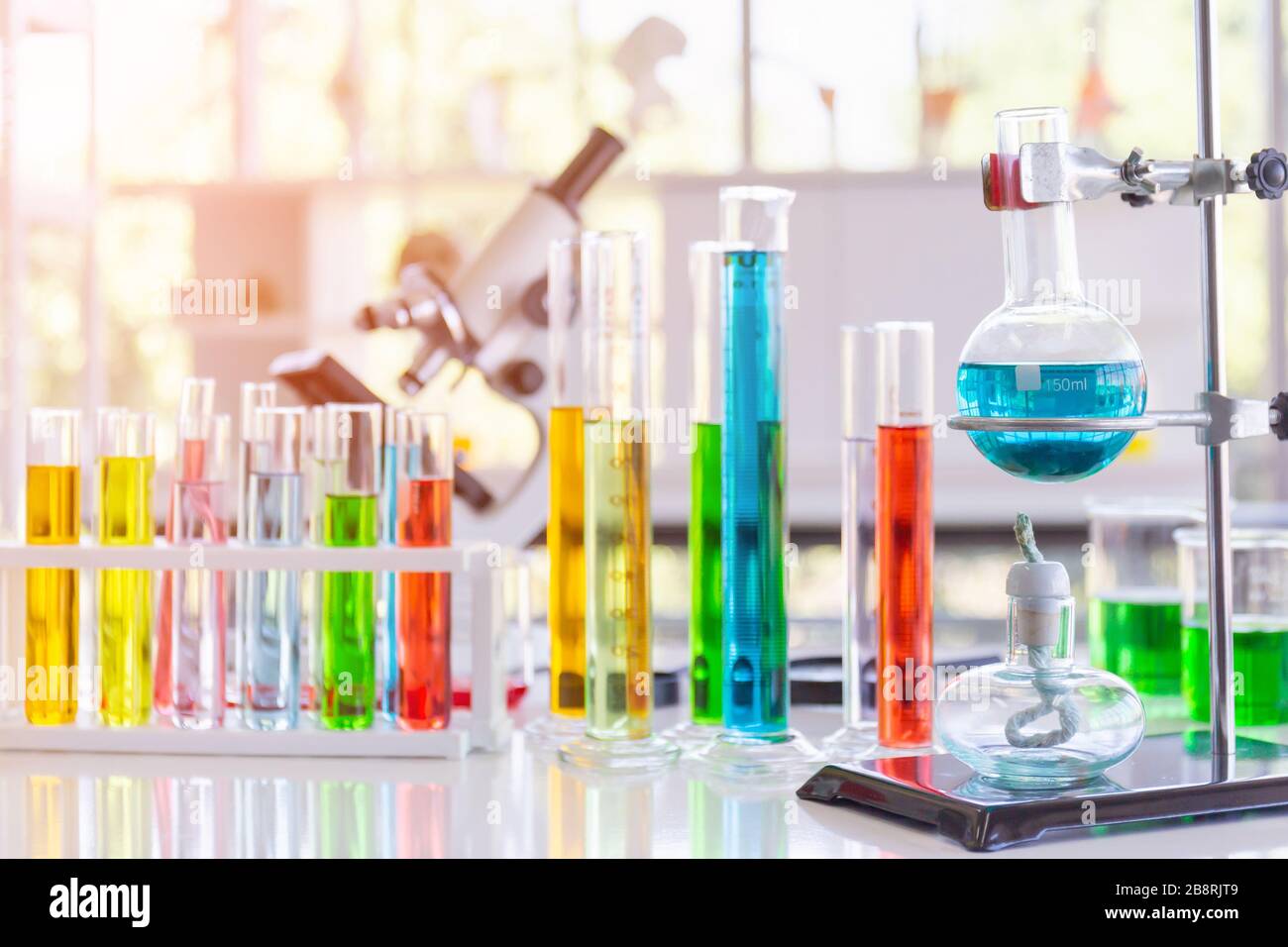 Divers tubes et équipements en verre utilisés dans les laboratoires scientifiques, sur les bureaux, dans les laboratoires, essayez de faire des recherches Banque D'Images