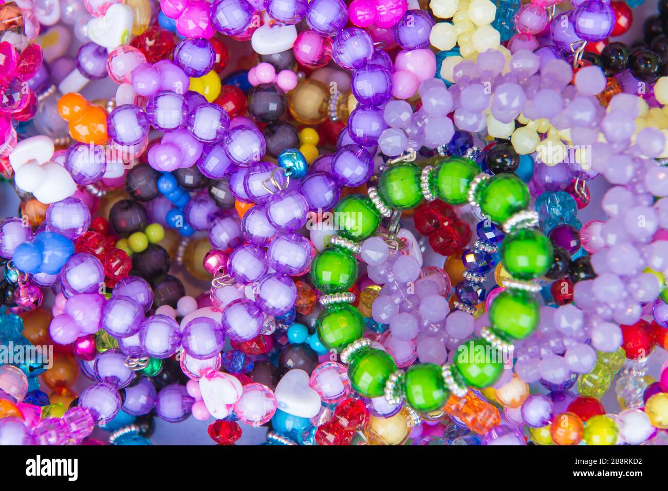 Bracelet en pierre à bijoux coloré ou bijou sur le marché. Banque D'Images