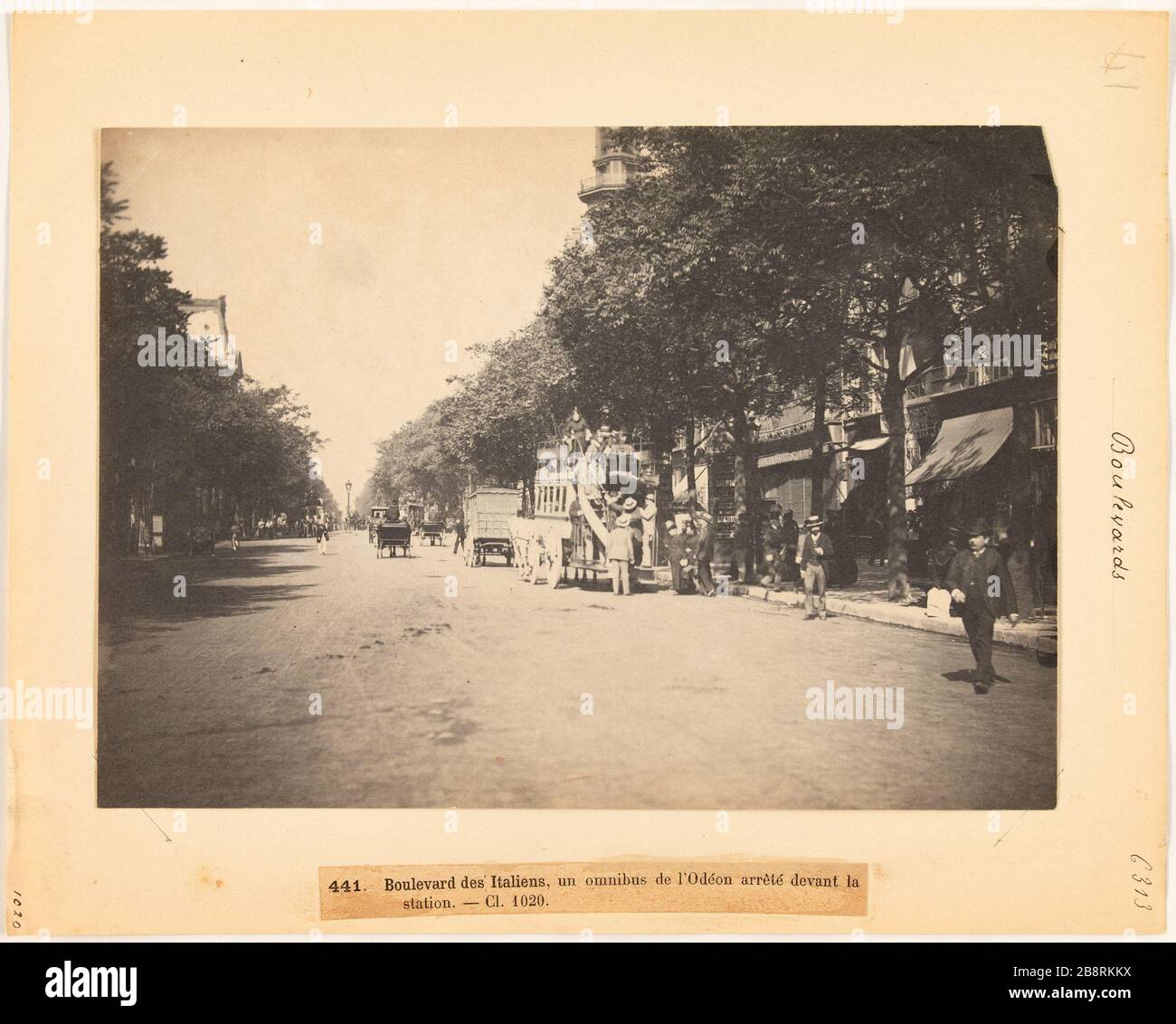 Boulevard / Boulevard 441. Italiens, un bus Odeon s'est arrêté avant la station /. - cl. 1020 Boulevard des Italiens, côté trottoir de la rue Drouot, 2ème et 9ème arrondissements, Paris 'Boulevard des Italiens, trottoir du côté de la rue Drouot, Paris (II-IXème arr.)'. Photo d'Hippolyte Blancard (1843-1924), vers 1890. Paris, musée Carnavalet. Banque D'Images