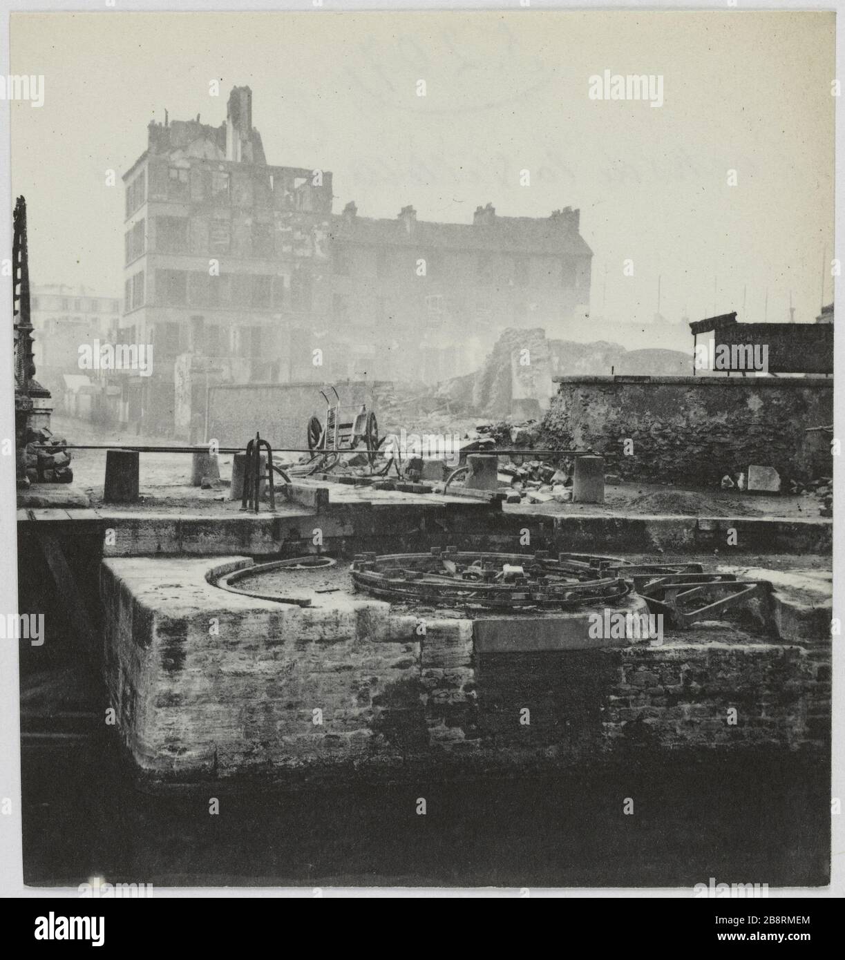 Quais Villette brûlé / pont pivotant. Quais incendiés Villette, pont tournant, 19ème arrondissement, Paris. La commune de Paris. Quais de la Villette incendiés, pont tournant. Paris (XIXème arr.). Photo d'Hippolyte Blancard (1843-1924). Rage au plateau (recto). 1870-1871. Paris, musée Carnavalet. Banque D'Images
