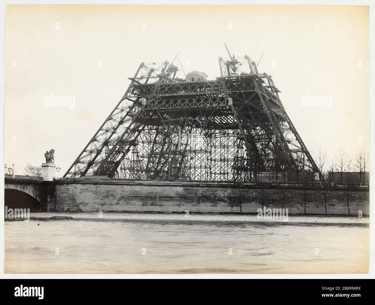 Vue sur la Tour Eiffel construite pour l'exposition universelle en 1889, 7ème arrondissement, Paris. 'Vue de la Tour Eiffel en construction en vue de l'exposition universelle de 1889, Paris (VIIIème arr.)'. Photo d'Hippolyte Blancard (1843-1924), vers 1889. Paris, musée Carnavalet. Banque D'Images