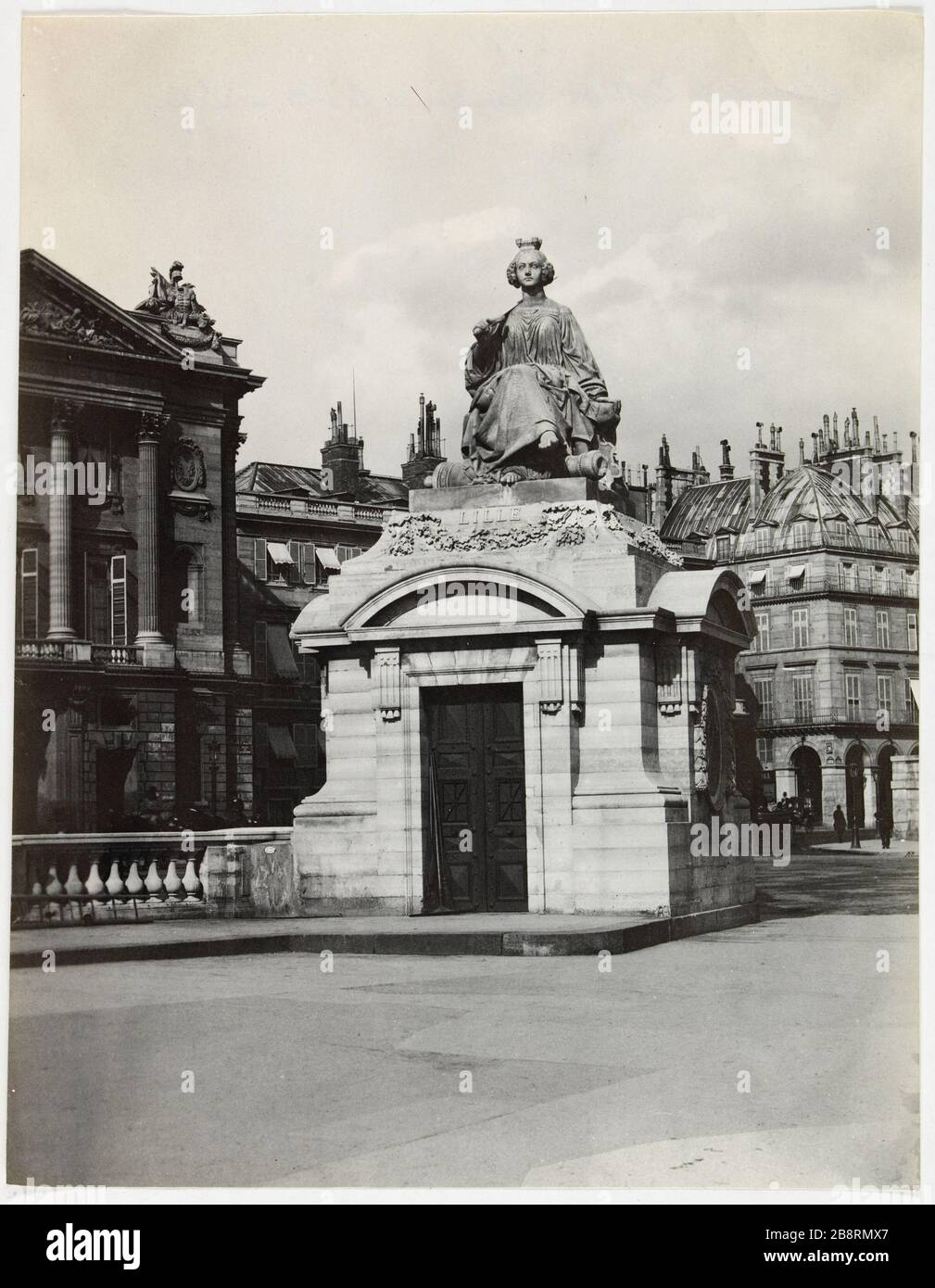 Concorde Square - Pavillon dans la ville de Lille. Pavillon surmonté par la figure allégorique de la ville de Lille, place de la Concorde, 8ème arrondissement, Paris 'Pavillon surmonté par la figure allemand de la ville de Lille, place de la Concorde, Paris (VIIIème arr.)'. Photo d'Hippolyte Blancard (1843-1924). 1890. Paris, musée Carnavalet. Banque D'Images