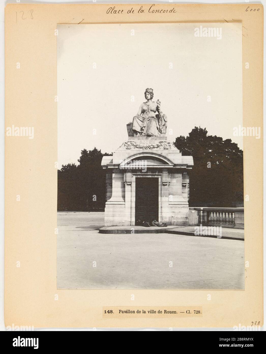 148. Pavillon de la ville de Rouen. - Cl 728. Le drapeau de la ville de Rouen, place de la Concorde, 8ème arrondissement, Paris. 'le pavillon de la ville de Rouen, place de la Concorde, Paris (VIIIème arr.)'. Photo d'Hippolyte Blancard (1843-1924), vers 1890. Paris, musée Carnavalet. Banque D'Images