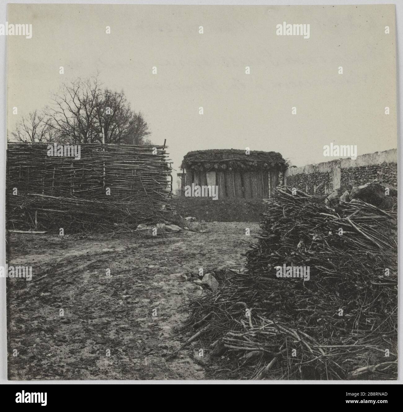 Vaucresson / Barricade prussienne, route / Vaucresson à Malmaison. Route biélorusse de Barricade Vauresson, Rueil-Malmaison. La commune de Paris. Barricade prussienne, route de Vaucresson. Rueil-Malmaison (hauts-de-Seine). Photo d'Hippolyte Blancard (1843-1924). Rage au plateau (recto). 1870-1871. Paris, musée Carnavalet. Banque D'Images