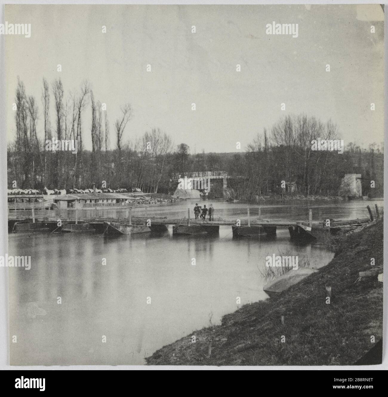 Pont Champigny / bateaux. Pont en bateaux, Champigny-sur-Marne. La commune de Paris. Pont constitué de bateaux. Champigny-sur-Marne (Val-de-Marne). Photo d'Hippolyte Blancard (1843-1924). Rage au plateau (recto). 1870-1871. Paris, musée Carnavalet. Banque D'Images