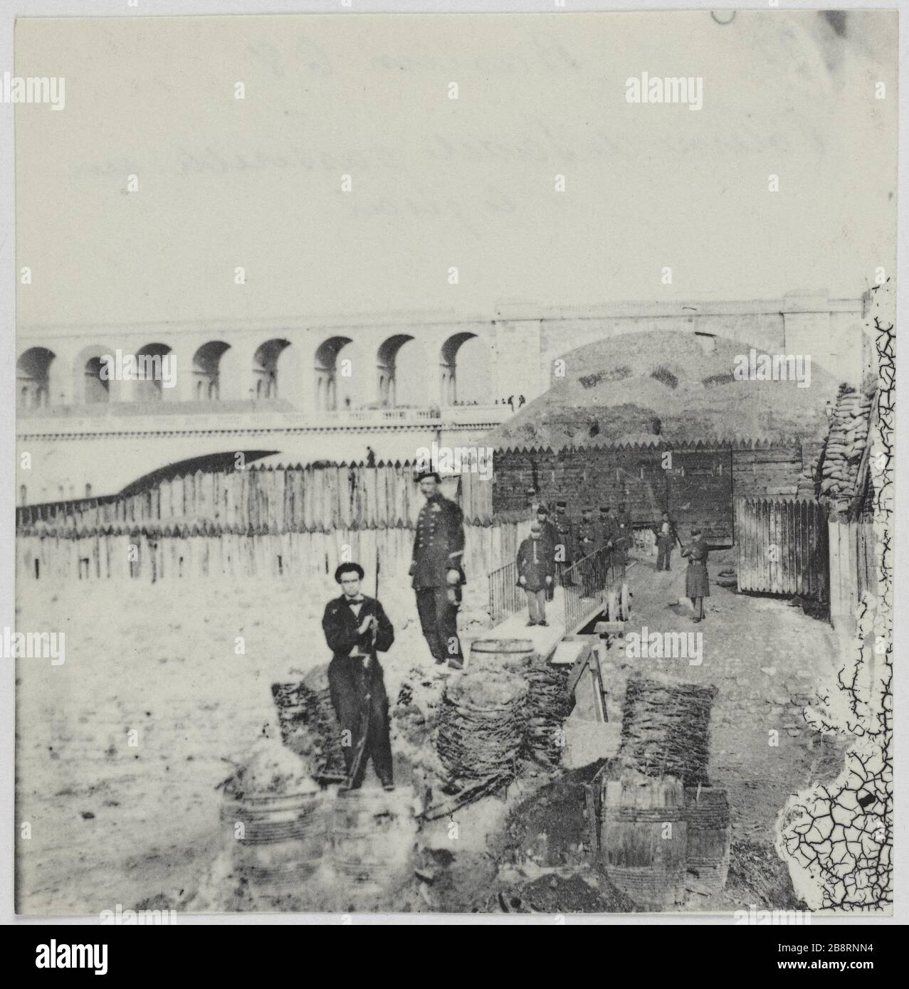 Bastion 68 / passerelle / station d'accueil / eau de Javel Postern. Eau de Javel postern, porte sur le quai, Bastion 68, 7ème secteur. La commune de Paris. Poterne de Javel, passerelle sur le quai. Bastion 68, 7ème sécteur. Paris (XVème arr.). Photo d'Hippolyte Blancard (1843-1924). Rage au plateau (recto). 1870-1871. Paris, musée Carnavalet. Banque D'Images