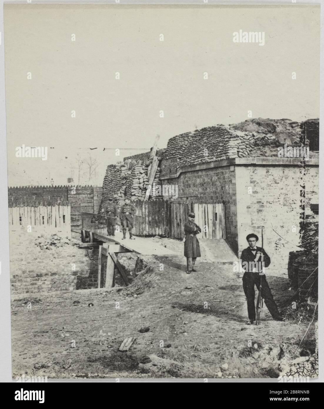Postern et pont jetée / eau de Javel. Postern et ponter d'eau de Javel. La commune de Paris. Poterne et quai du pont de Javel. Paris (XVème arr.). Photo d'Hippolyte Blancard (1843-1924). Rage au plateau (recto). 1870-1871. Paris, musée Carnavalet. Banque D'Images