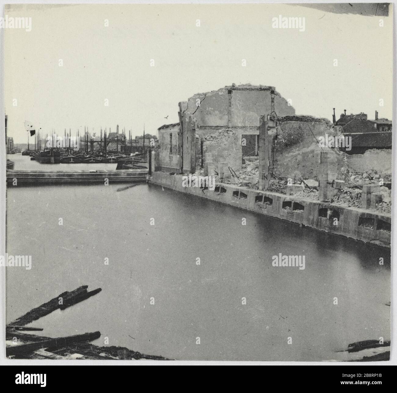 Quais de la Villette / feu / façade sur le canal. Les quais de la Villette ont brûlé pendant la commune, façade sur le canal, 19ème arrondissement, Paris. La commune de Paris. Les quais de la Villette incendiés suspendus à la commune, façade sur le canal. Paris (XIXème arr.). Photo d'Hippolyte Blancard (1843-1924). Rage au plateau (recto). 1870-1871. Paris, musée Carnavalet. Banque D'Images