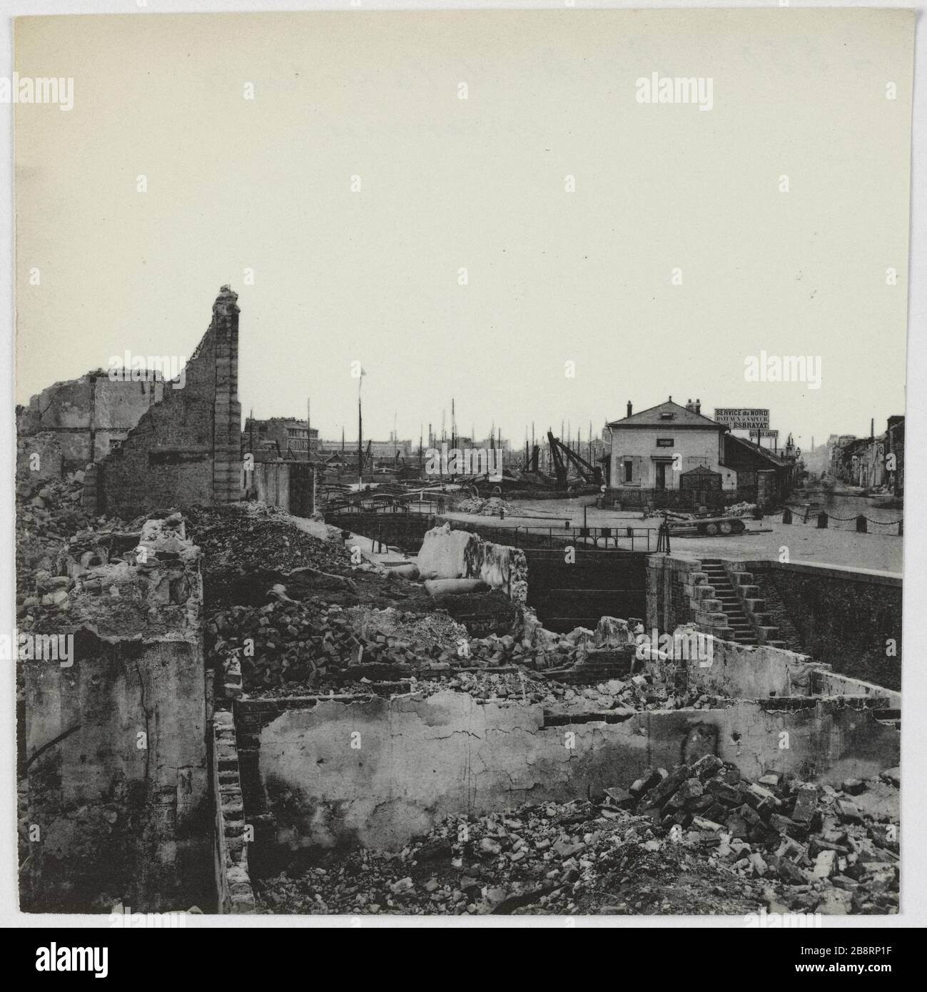 Quais de la Villette / brûlés. Les quais de la Villette ont brûlé pendant la commune, 19ème arrondissement, Paris. La commune de Paris. Les docks de la Villette incendiés pendent la commune. Paris (XIXème arr.). Photo d'Hippolyte Blancard (1843-1924). Rage au plateau (recto). 1870-1871. Paris, musée Carnavalet. Banque D'Images