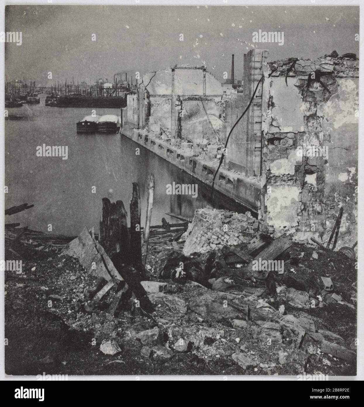 Les quais brûlaient Villette. Les quais de la Villette ont brûlé pendant la commune, 19ème arrondissement, Paris. La commune de Paris. Les docks de la Villette incendiés pendent la commune. Paris (XIXème arr.). Photo d'Hippolyte Blancard (1843-1924). Rage au plateau (recto). 1870-1871. Paris, musée Carnavalet. Banque D'Images