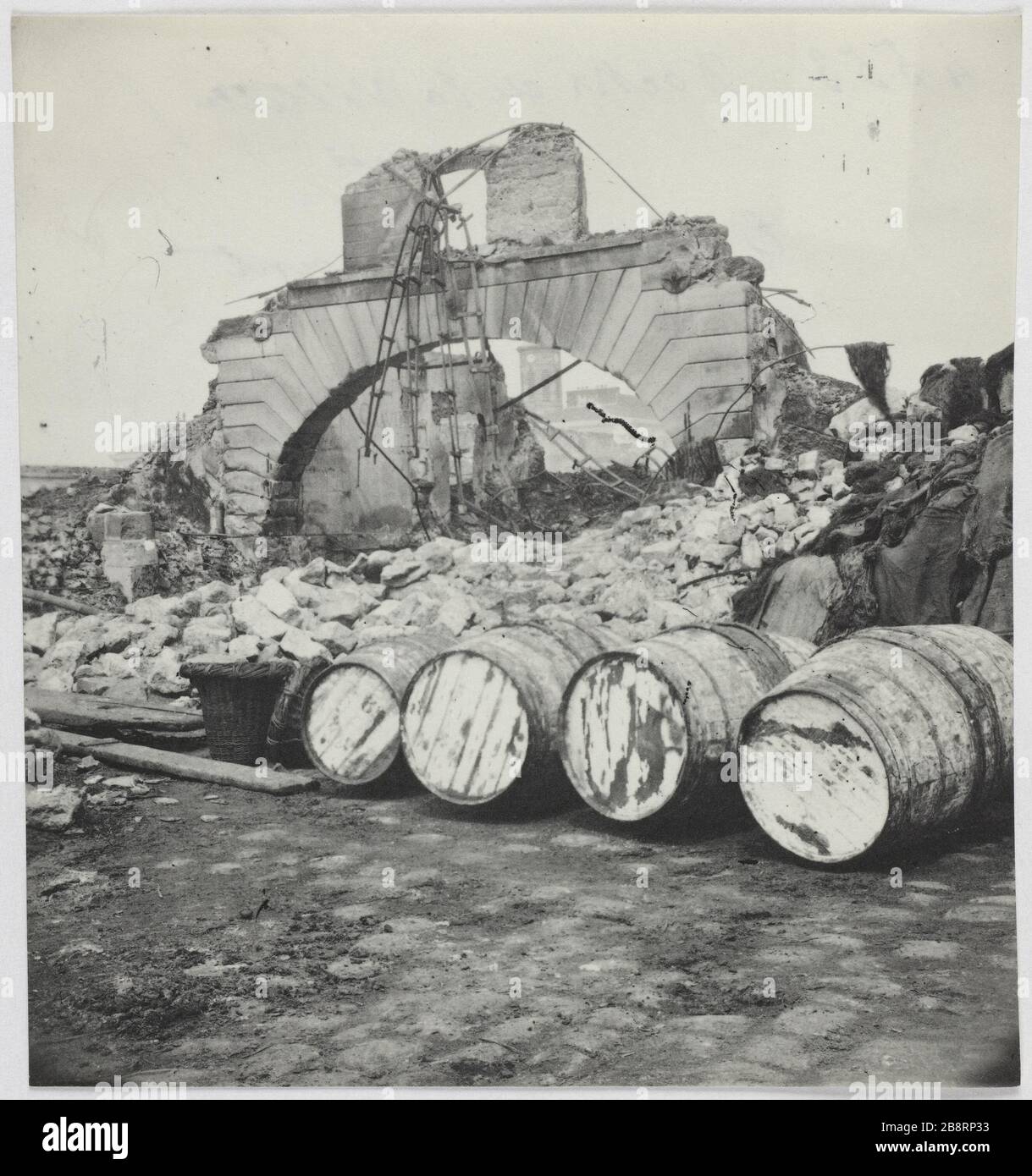 Quais Villette / brûlé / le pont pivotant. Les quais de la Villette ont brûlé pendant la commune, le pont tournant, 19ème arrondissement, Paris. La commune de Paris. Les quais de la Villette incendiés pendent la commune, le pont tournant. Paris (XIXème arr.). Photo d'Hippolyte Blancard (1843-1924). Rage au plateau (recto). 1870-1871. Paris, musée Carnavalet. Banque D'Images