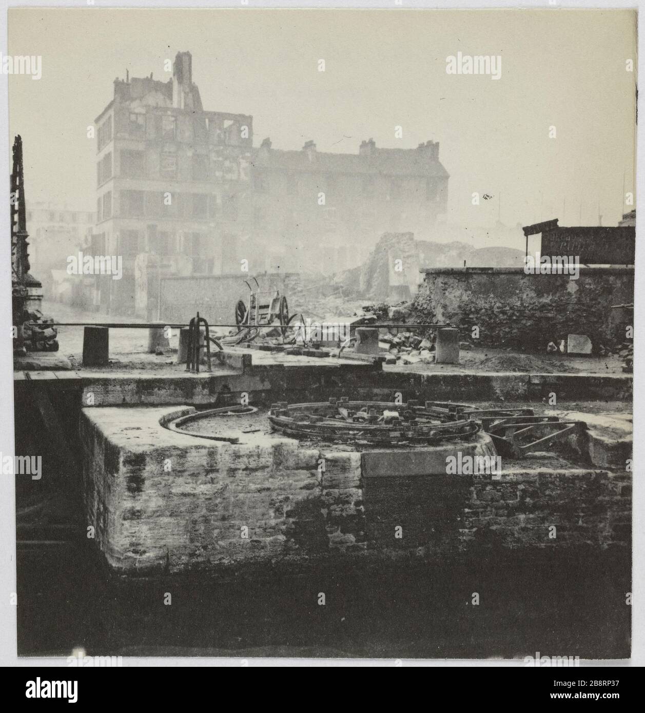 Quais Villette / brûlé / le plateau tournant. Les quais de la Villette ont brûlé pendant la commune, le pont tournant, 19ème arrondissement, Paris. La commune de Paris. Les quais de la Villette incendiés pendent la commune, le pont tournant. Paris (XIXème arr.). Photo d'Hippolyte Blancard (1843-1924). Rage au plateau (recto). 1870-1871. Paris, musée Carnavalet. Banque D'Images