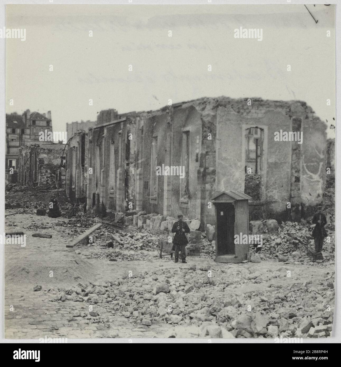 Quais de la Villette / brûlés. / bâtiments réduits. Les quais de la Villette ont brûlé pendant la commune, ont effondré des bâtiments, 19ème arrondissement, Paris. La commune de Paris. Les docks de la Villette incendiés pendants la commune, les pâtés éroulés. Paris (XIXème arr.). Photo d'Hippolyte Blancard (1843-1924). Rage au plateau (recto). 1870-1871. Paris, musée Carnavalet. Banque D'Images