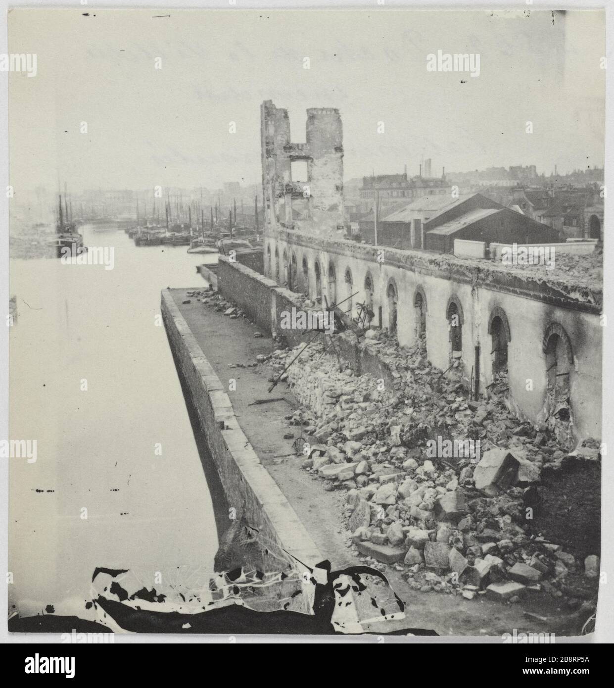 Quais de la Villette / brûlés. / bâtiments réduits. Les quais de la Villette ont brûlé pendant la commune, ont effondré des bâtiments, 19ème arrondissement, Paris. La commune de Paris. Les docks de la Villette incendiés pendants la commune, les pâtés éroulés. Paris (XIXème arr.). Photo d'Hippolyte Blancard (1843-1924). Rage au plateau (recto). 1870-1871. Paris, musée Carnavalet. Banque D'Images