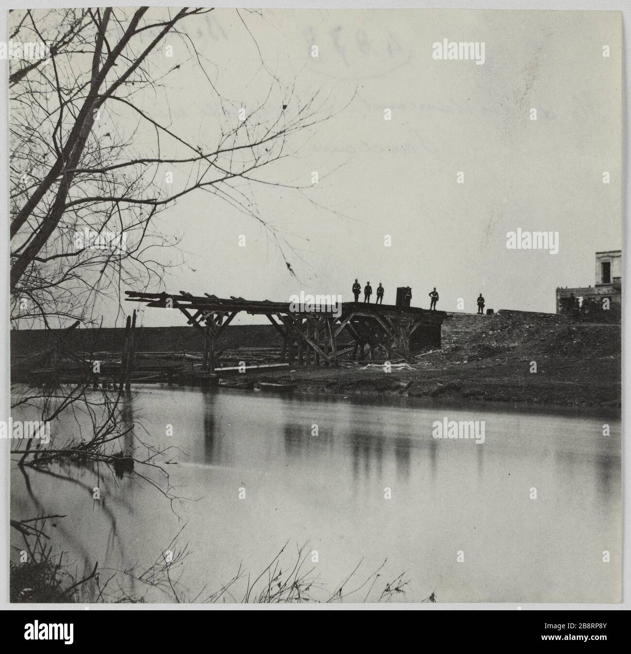 Billancourt / Ile de Billancourt, la porte d'entrée / blanchir le quai de Docks. Island Billancourt, Quai de Javel porte des Docks, Billancourt. La commune de Paris. Ile de Billancourt, passerelle du quai de Javel aux Docks, Billancourt (hauts-de-Seine). Photo d'Hippolyte Blancard (1843-1924). Rage au plateau (recto). 1870-1871. Paris, musée Carnavalet. Banque D'Images