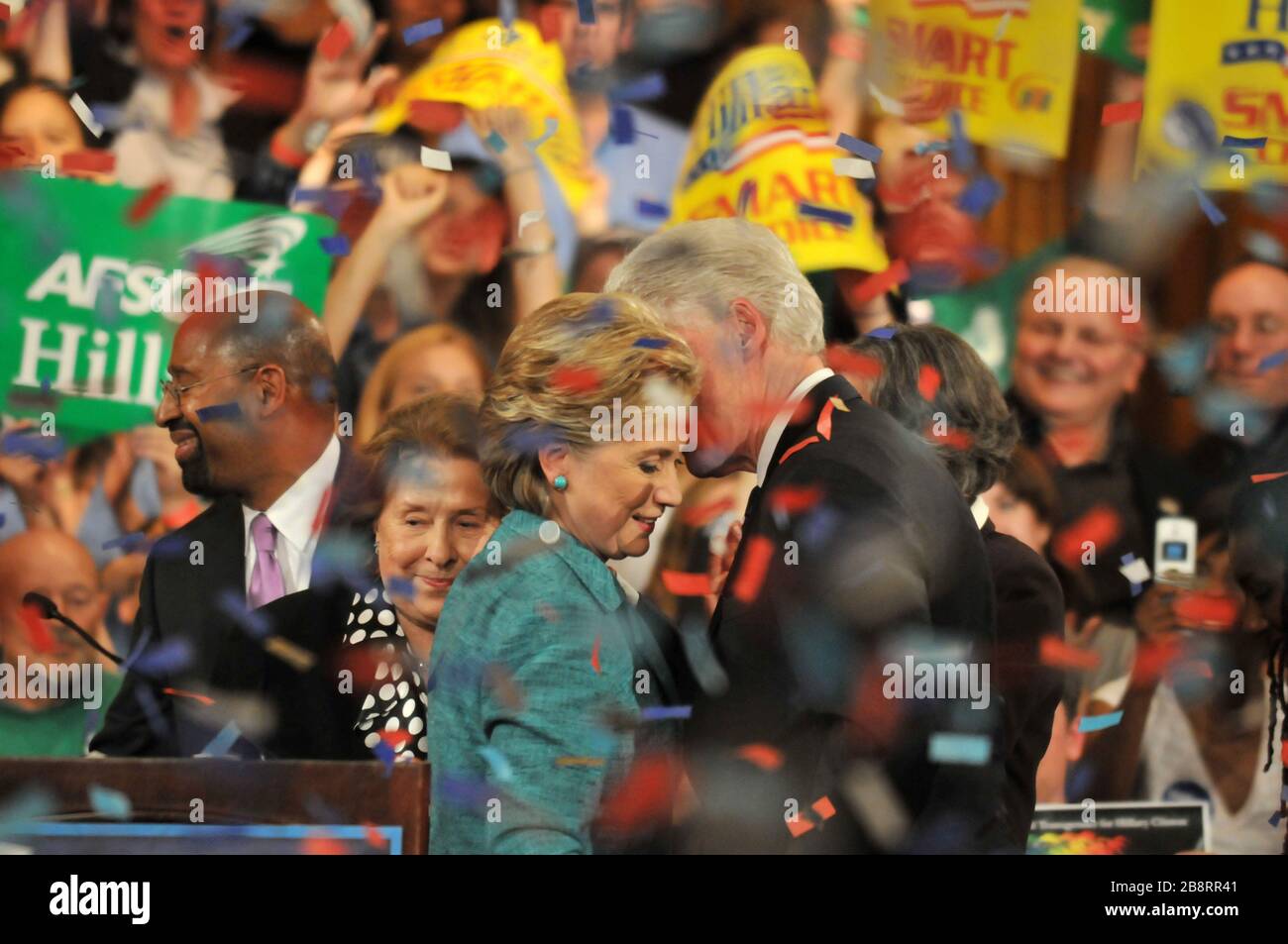 La sénatrice Hillary Clinton est embrassé par l'ancien président américain Bill Clinton lors d'un rallye nocturne primaire à Philadelphie, PA en 2008. Banque D'Images
