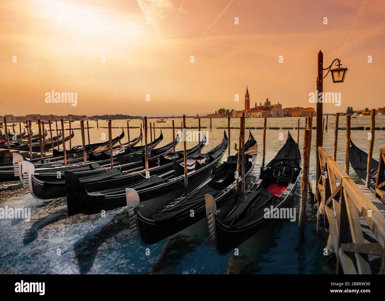 Venise, Italie - 20 mars 2020: Les gondoles recouvertes de tissus noirs se tiennent dans les rues de la vieille ville. Banque D'Images