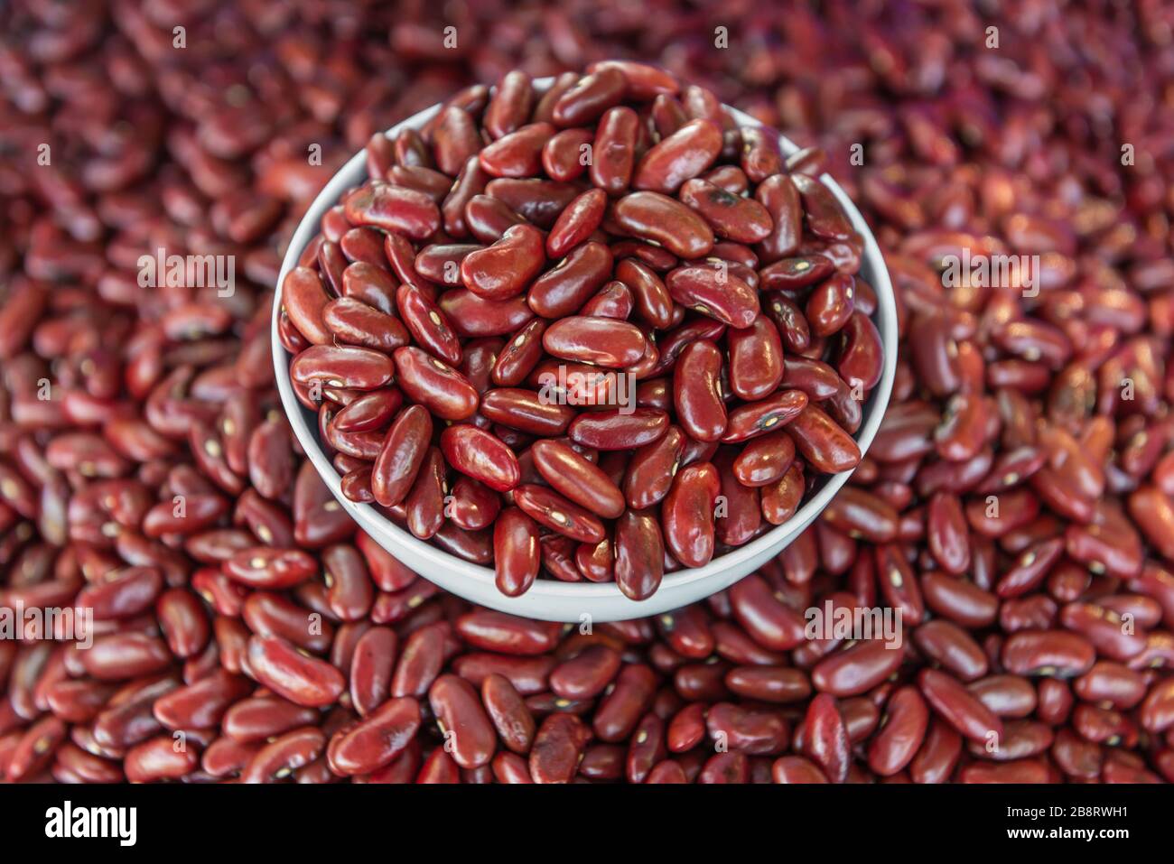 Haricots adzuki ou grains de haricots rouges dans un bol. Banque D'Images