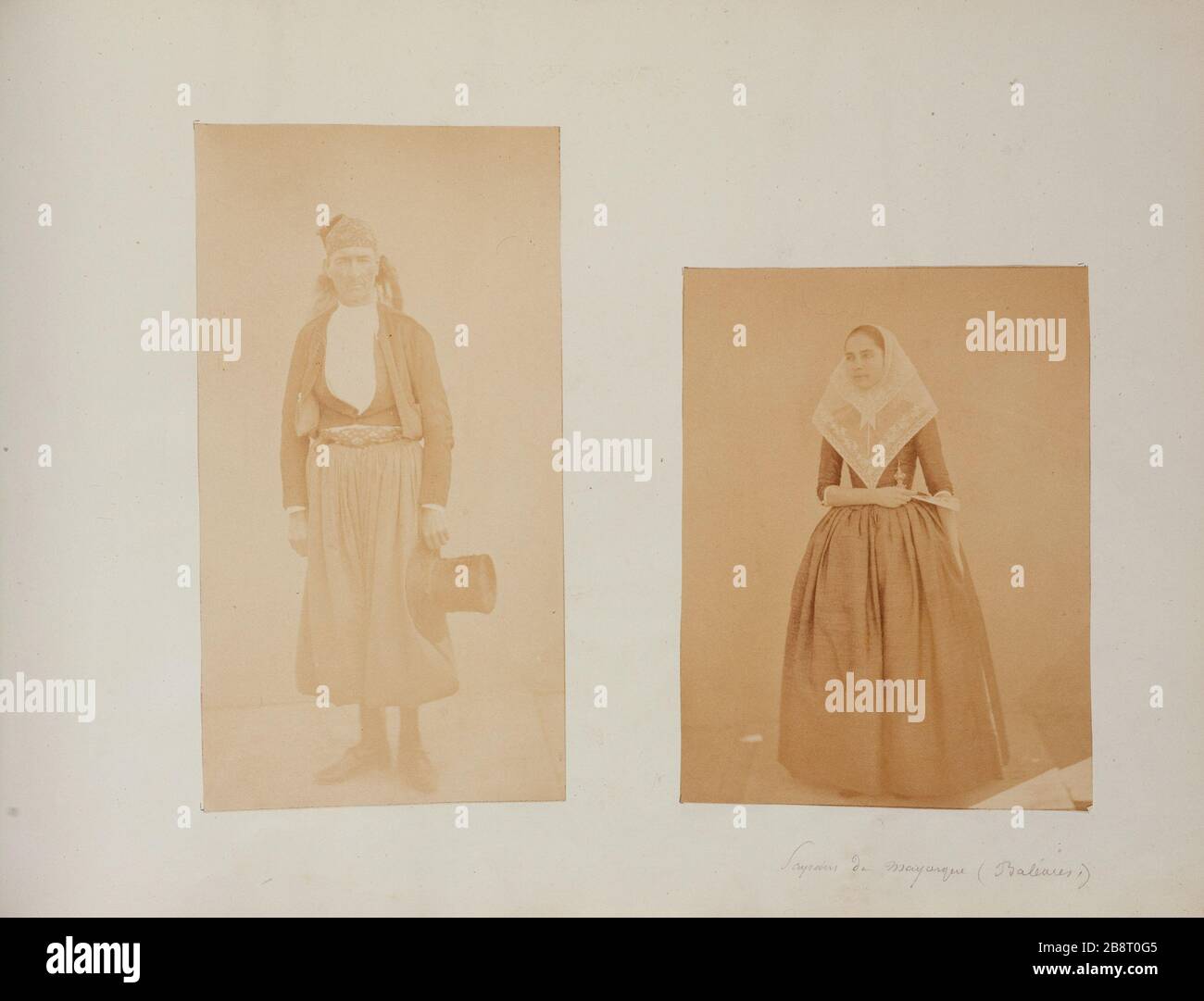 ALBUM ALLIX, 1855-1860: 2 PHOTOS: AGRICULTEURS DE MAJORQUE (BALEARES), UN HOMME ET UNE FEMME 'Album Allix, 1855-1860', : 2 photographies : Paysans de Majorque (Baléares), un homme et une femme. 1860. Photographie anonyme. Paris, Maison de Victor Hugo. Banque D'Images