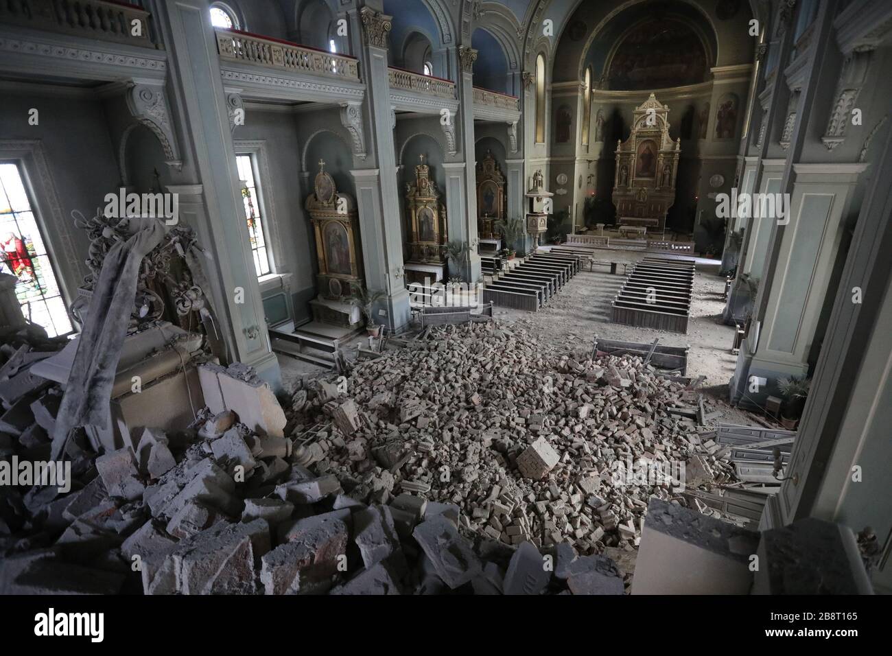 (200323) -- BEIJING, 23 mars 2020 (Xinhua) -- la photo prise le 22 mars 2020 montre des débris dans la cathédrale après un séisme à Zagreb, capitale de la Croatie. Un tremblement de terre d'une magnitude de 5,4 a secoué la Croatie à 05:24:03 GMT dimanche, la Commission géologique des États-Unis a déclaré. (Borna Filic/Pixsell via Xinhua) Banque D'Images