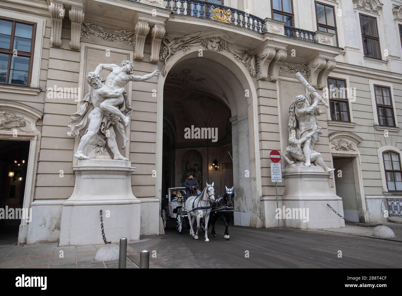 Vienne, Autriche. Statues baroques sur la porte d'entrée de l'aile Saint-Michel du palais Hofburg sur la Michaelerplatz à Vienne Banque D'Images