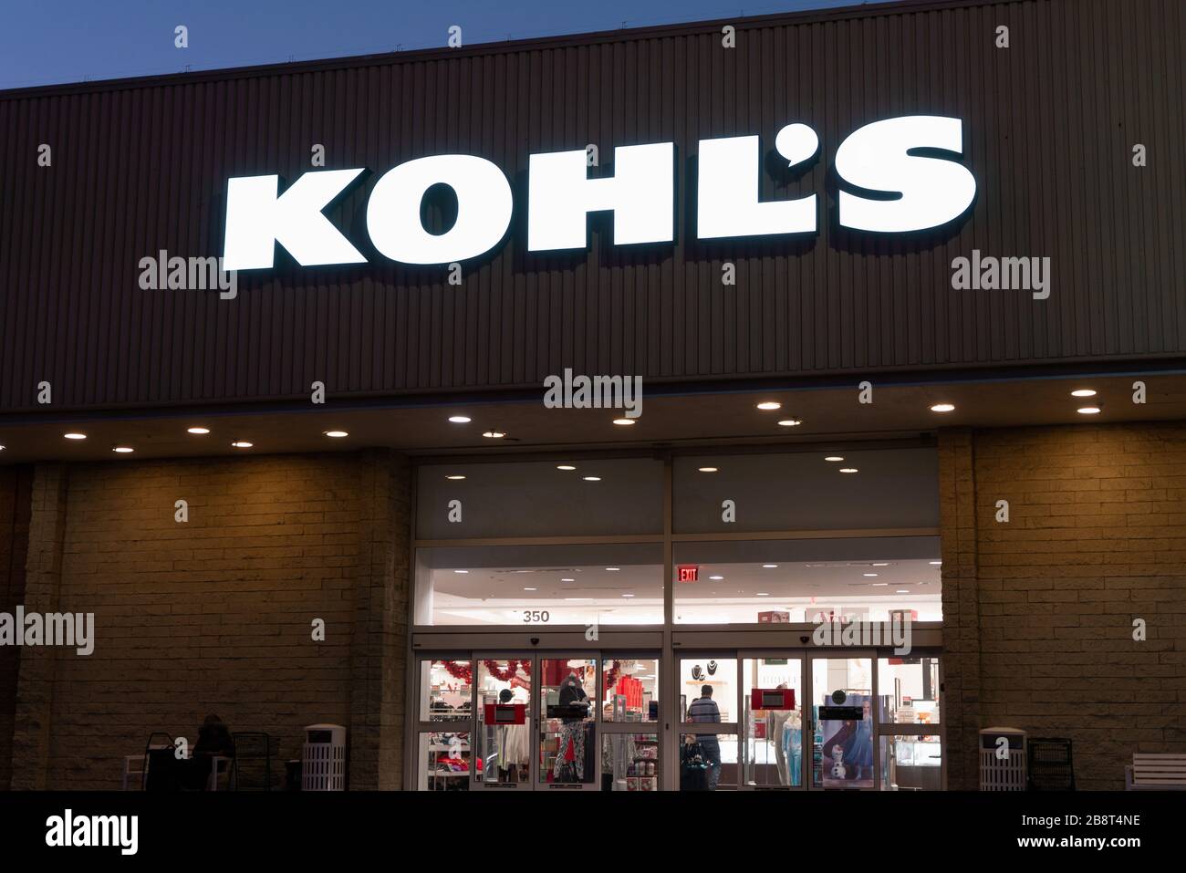 23 novembre 2019 vue sur la montagne / CA / USA - vue nocturne de l'entrée du magasin de Kohl à l'un de leurs emplacements dans la baie de San Francisco Sud; Kohl's est un Banque D'Images