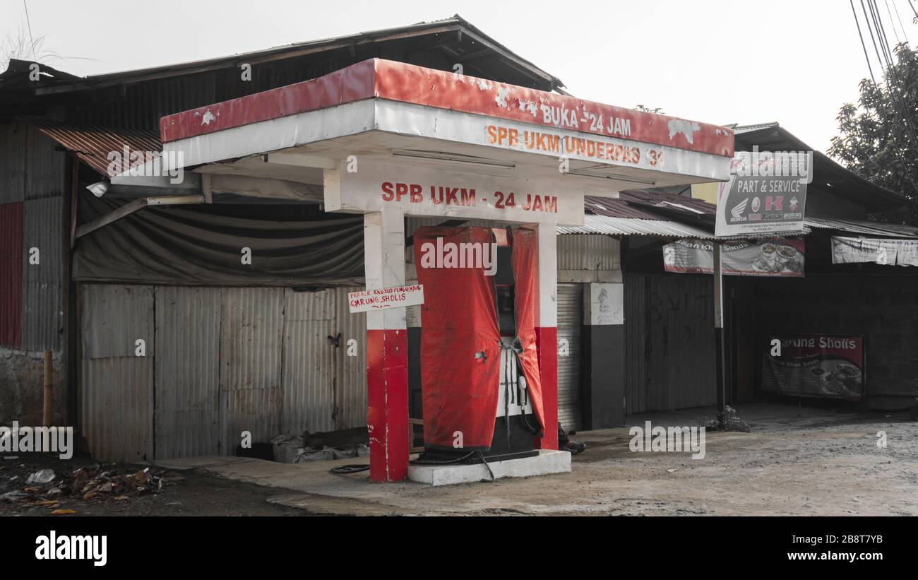 Bogor / Indonésie - 02052020 : station-service abandonnée du côté de la rue qui a des normes de sécurité médiocres. Banque D'Images