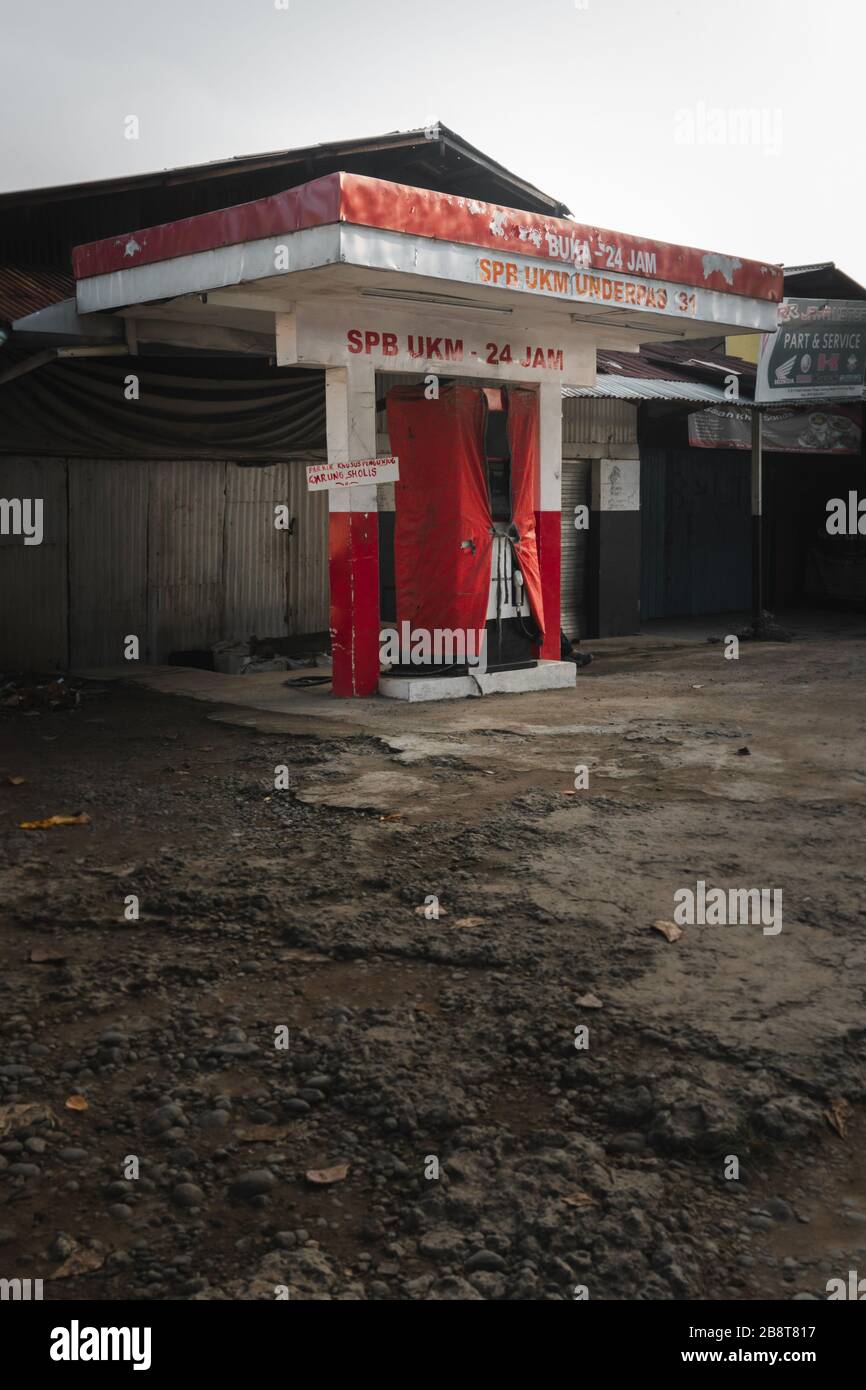 Bogor / Indonésie - 02052020 : station-service fermée qui a des normes de sécurité médiocres. Banque D'Images