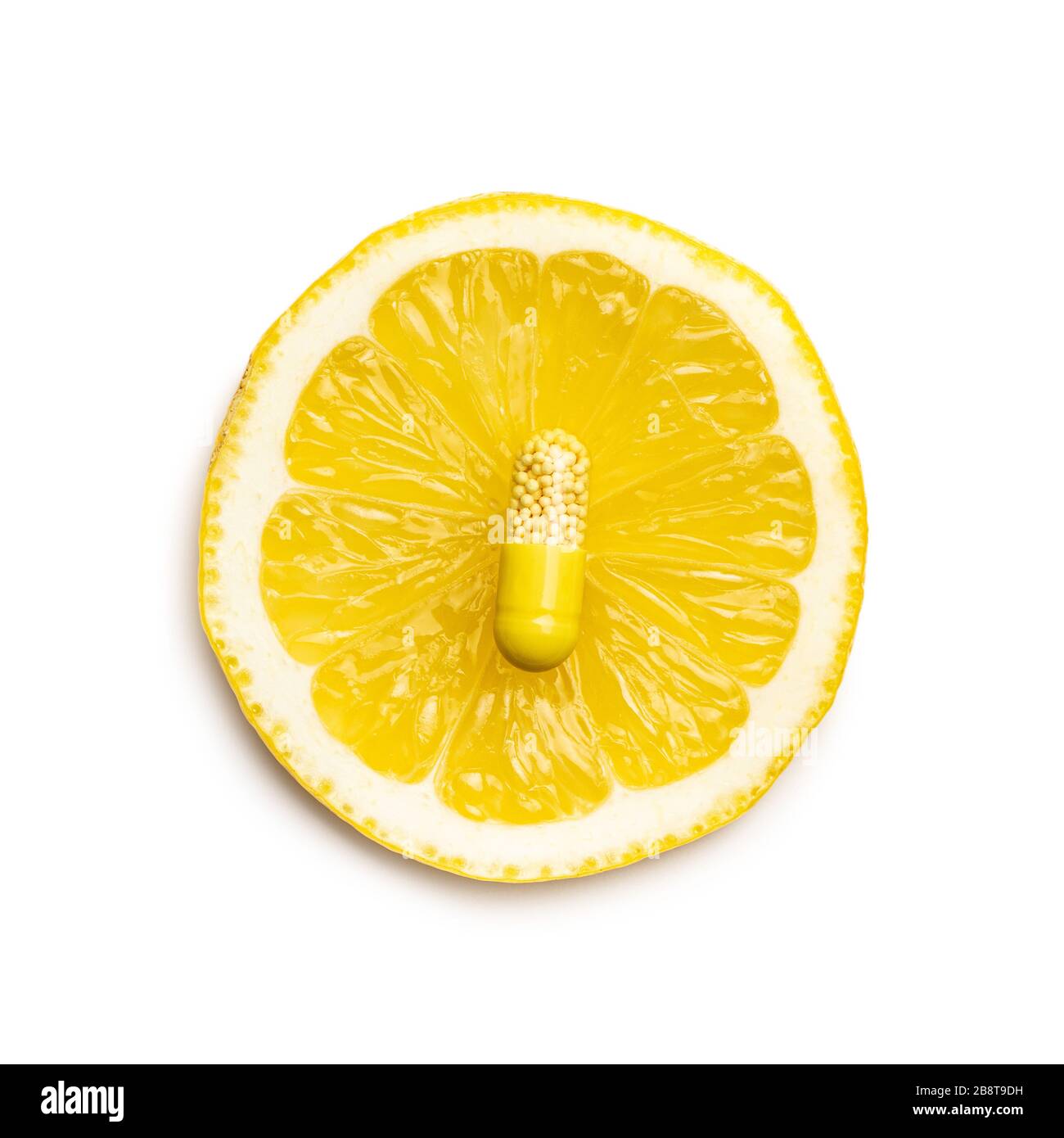 Capsules de vitamines. Pilules de vitamine C et tranche de citron isolé sur fond blanc. Vue de dessus. Banque D'Images
