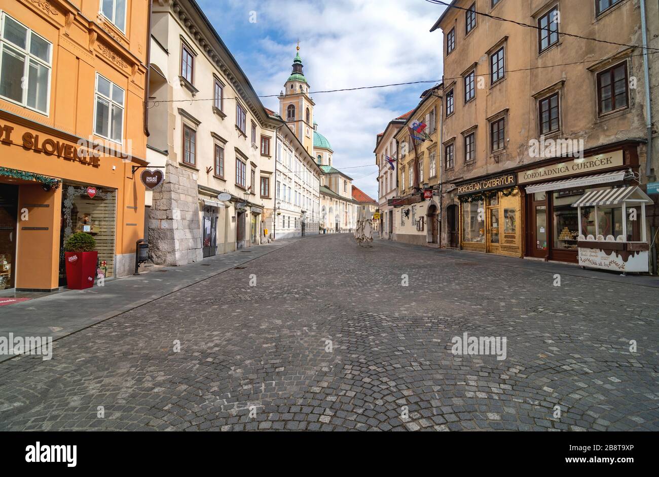 Ljubljana, Slovénie - 22 mars 2020 des rues vides dans le vieux centre-ville de Ljubljana, habituellement remplies de personnes, en raison de la quarantaine du coronavirus Banque D'Images