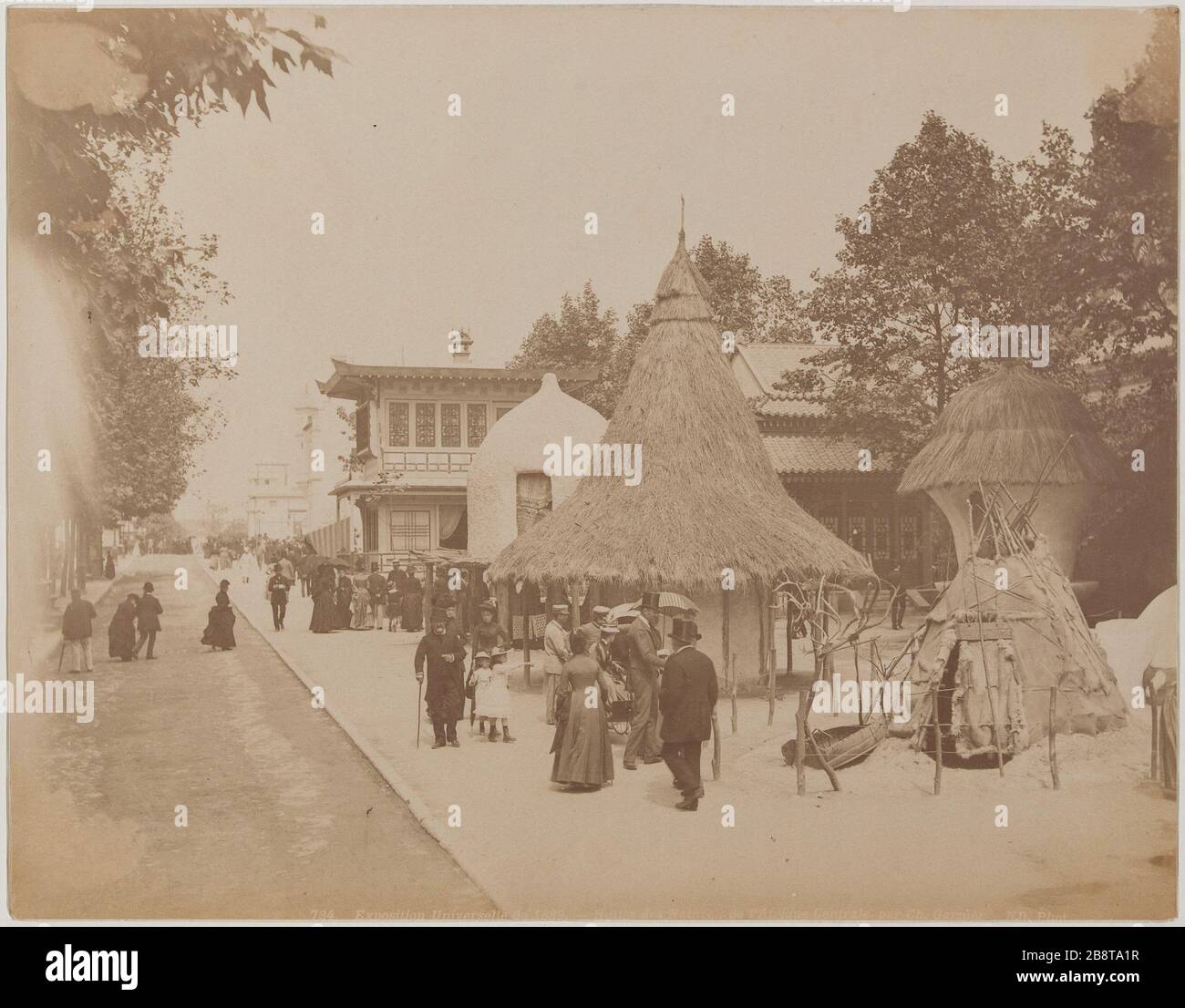 Exposition universelle de 1889. - huttes des indigènes de l'Afrique centrale, par le ch Garnier. Exposition universelle de 1889. - huttes des indigènes d'Afrique centrale, par C. Garnier, champs de Mars, 7ème arrondissement, Paris.. Exposition universelle de 1889. Huttes des Naturels de l'Afrique Centrale, par Ché Garnier, champs-de-Mars. Paris (VIIIème arr.). Photographie de Neurdein Frères. Papier aluminé. 1889. Paris, musée Carnavalet. Banque D'Images Exposition universelle de 1889. - huttes des indigènes de l'Afrique centrale, par le ch Garnier. Exposition universelle de 1889. - huttes des indigènes d'Afrique centrale, par C. Garnier, champs de Mars, 7ème arrondissement, Paris.. Exposition universelle de 1889. Huttes des Naturels de l'Afrique Centrale, par Ché Garnier, champs-de-Mars. Paris (VIIIème arr.). Photographie de Neurdein Frères. Papier aluminé. 1889. Paris, musée Carnavalet. Banque D'Images