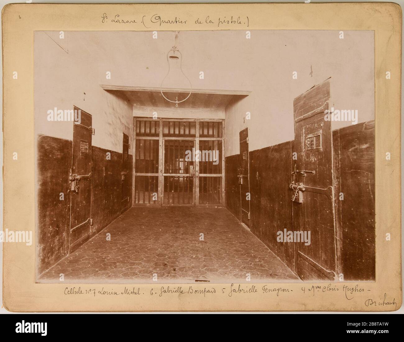 St Lazare. (Quart de la piste.). Quartier de la piste, cellules individuelles de Louise Michel, Gabrielle Bompan Gabrielle Fenayon et Mme Clovis Hughes, prison Saint-Lazare, 107 rue du Faubourg Saint-Denis, 10ème arrondissement, Paris Albert Brichaut. St Lazare. (Quartier de la piste). Quartier de la piste, cellules individuelles de Louise Michel, Gabrielle Bompan, Gabrielle Fenayon et Madame Clovis Hughes, prison de Saint-Lazare, 107 rue du Faubourg Saint-Denis, 10ème arrondissement, Paris. Rage au gélatino- chlorure. Entre 1898 et 1912. Paris, musée Carnavalet. Banque D'Images