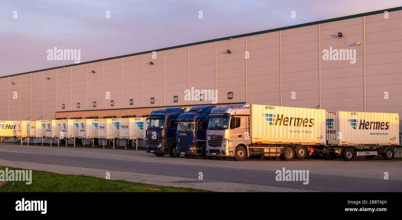 Chariots Scania et Mercedes portant des conteneurs avec le logo Hermes et DHL dans le centre logistique DB Schenker Banque D'Images