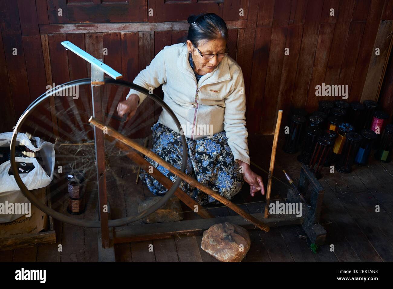 Frau aus dem Intha-Volk am Spinnrad, Auberge Paw Khon, Inle See, Shan-Staat, Myanmar Banque D'Images